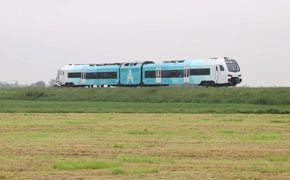 Bij een botsing tussen een trein en een auto op de spoorwegovergang aan de Singel in Boazum zijn zaterdagochtend twee mensen om het leven gekomen.
