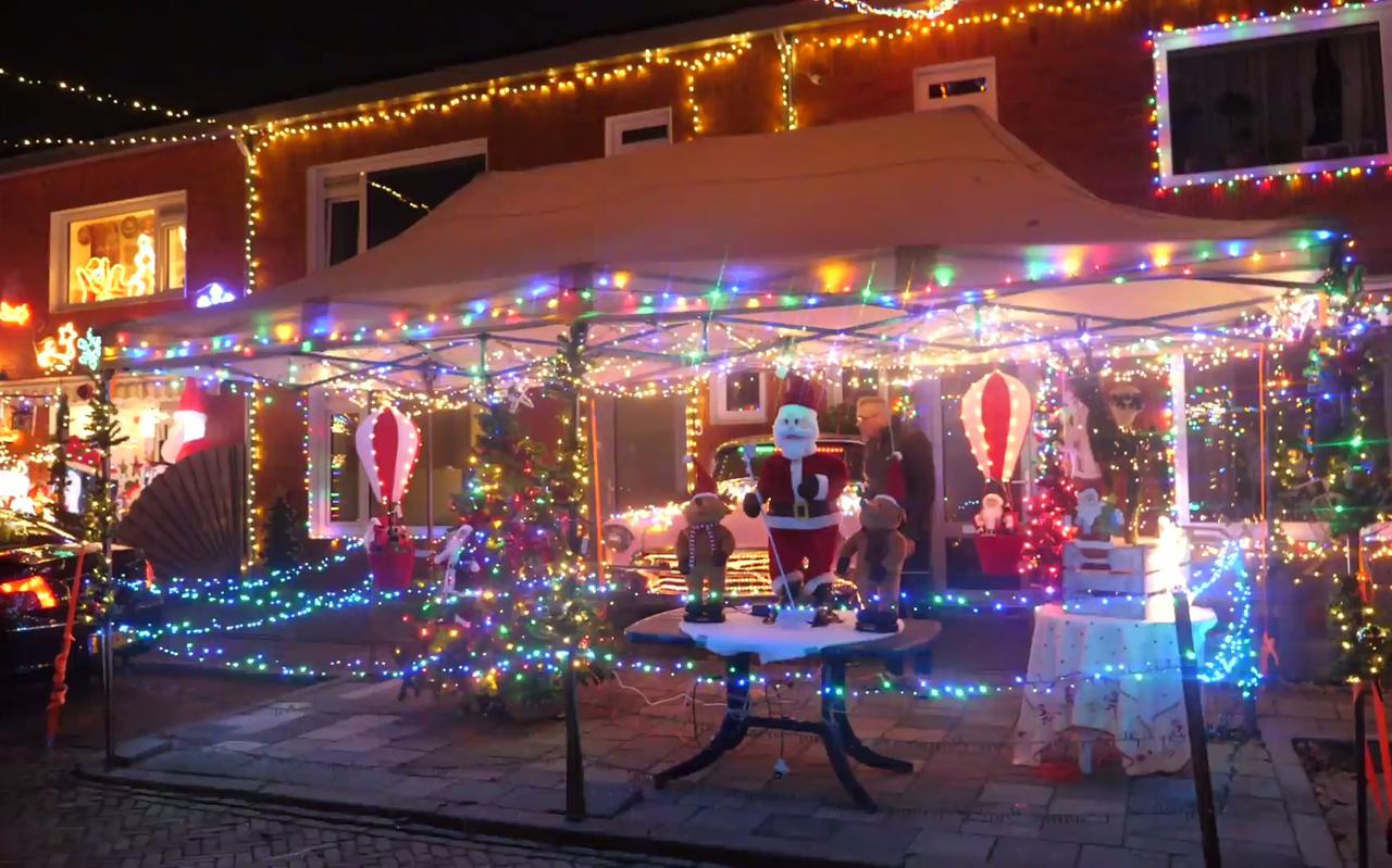Woonwijk de Wielenpôlle in Leeuwarden was vorig jaar nog omgetoverd tot ‘Kerstdorp Wielenpôlle’, waar in totaal zo’n miljoen lampjes branden. Vanwege de schaal van het evenement moest de organisatie voor dit een vergunning aanvragen, en dat zag de wijk niet zitten. 