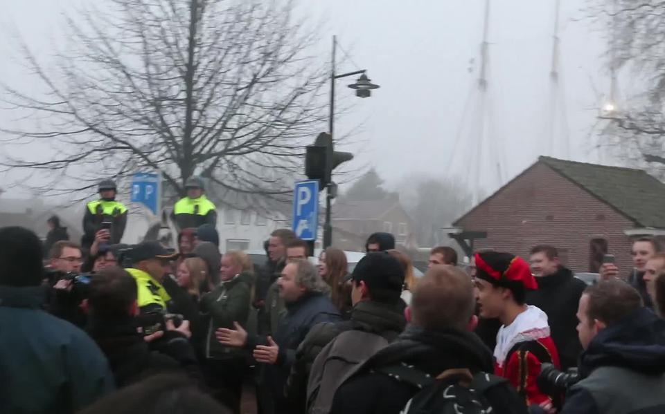 De eerste demonstratie werd verijdeld, twee weken later ging het alsnog door.  In een waterkoud Dokkum was een grote politiemacht op de been om de voor- en tegenstanders van Zwarte Piet uit elkaar te houden. En dat slaagde.