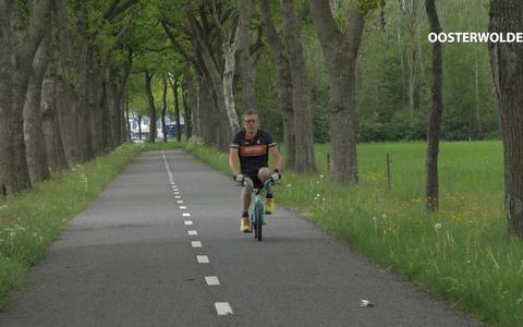Ronald uit Oosterwolde fietst 27 kilometer voor het goede doel. Dat klinkt gemakkelijk, maar hij doet het op een kinderfietsje