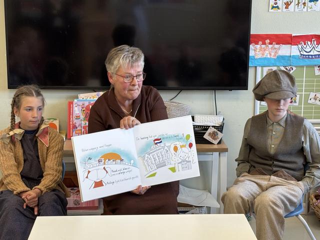 Antsje en Willem brengen oorlogsgeschiedenis naar basisschool Opeinde