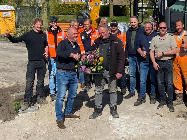 Feestje bij Witteveen in Surhuisterveen: Wiebe 40 jaar kraanmachinist