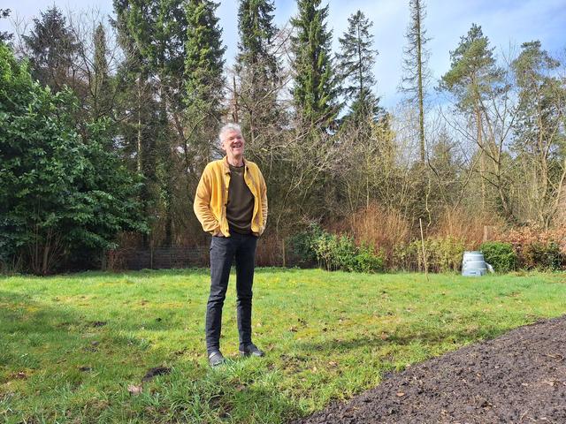 Vogelliefhebber Ernst (71) geniet iedere dag van zijn groene oase in Hemrik. ‘Dit is mijn vogelparad