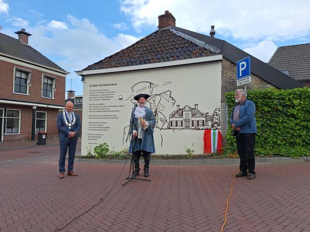 Genieten van nieuwe muurschildering in Buitenpost