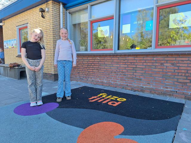 Isa (8), Ymre (8) en Elias (6) van De Hoekstien in Surhuisterveen leren springend taal en rekenen
