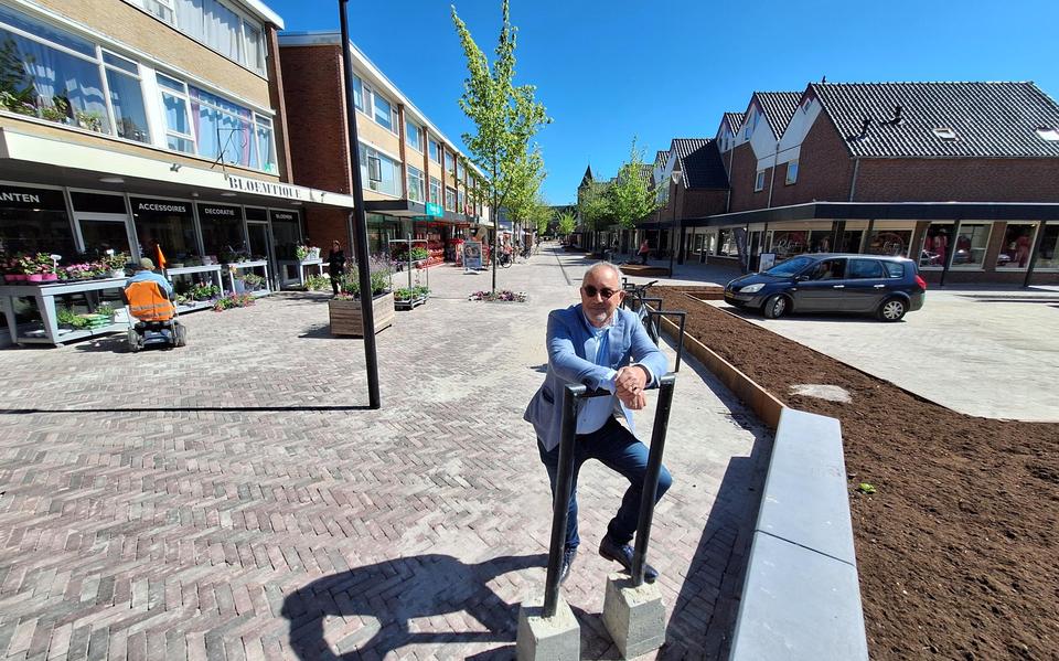 Voorzitter Tjeerd Douma met achter hem de autovrije Kerkstraat, die voorzien is van cortenstalen bloembakken en meer groen.