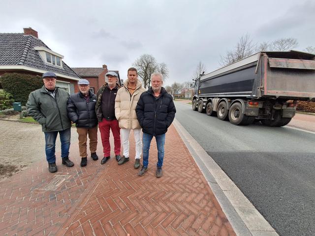 Doorgaande weg in Surhuisterveen zorgt voor onveiligheid, vindt deze werkgroep. ‘’T Is net de A7’
