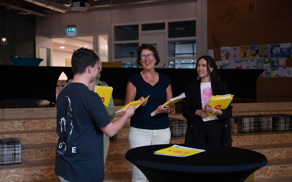 Caroline Doelman (in het foto in het midden) reikt certificaten uit aan deelnemers van friend4friend. 