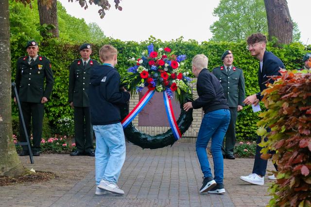 Saamhorigheid en respect tijdens herdenking in Harkema