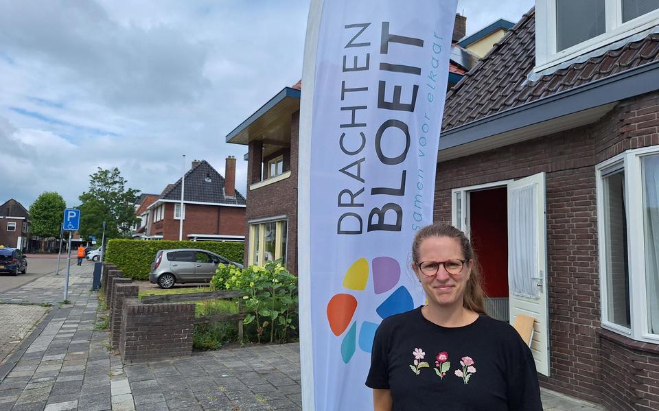 Janny voor de ontmoetingsplek van Drachten Bloeit: 'We hopen veel mensen te verwelkomen'. 
