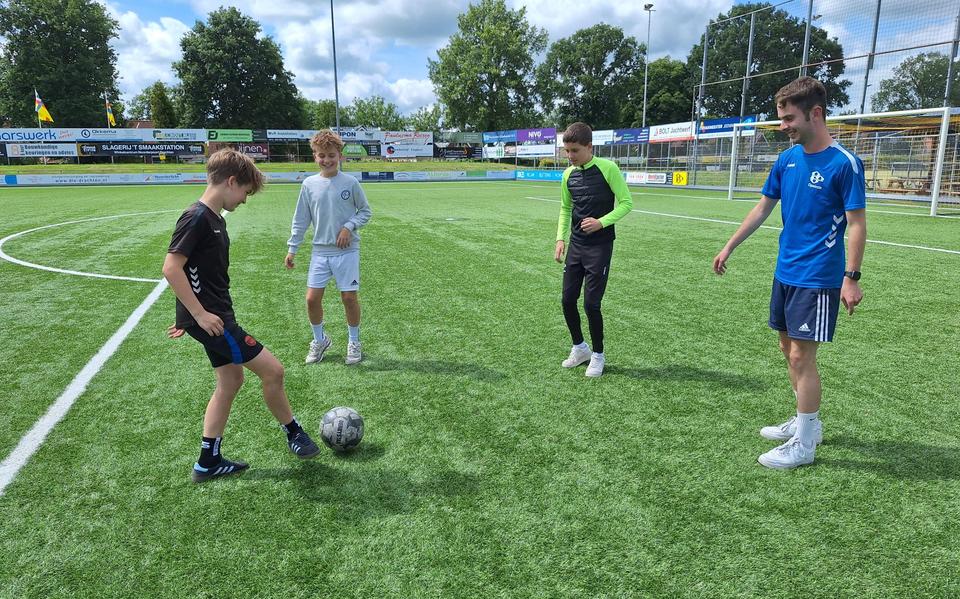 V.l.n.r. Jesse, Tieme en Senna trappen een balletje met Jort Tibbesma op de ONT-velden waar de komende weken de Zomeravondvoetbal plaats vindt.