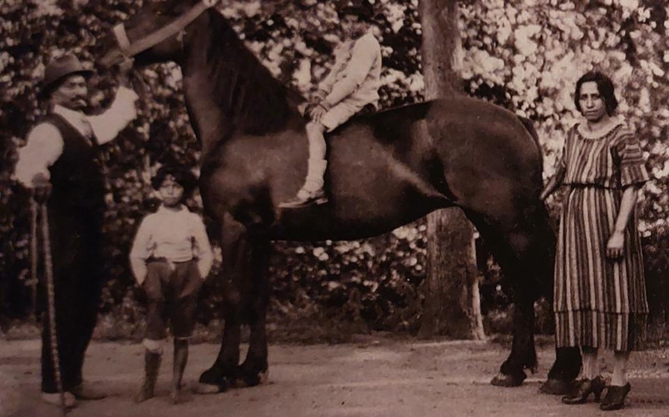 Pierre Stangus en Catharina Caja Mirosch en twee kinderen.