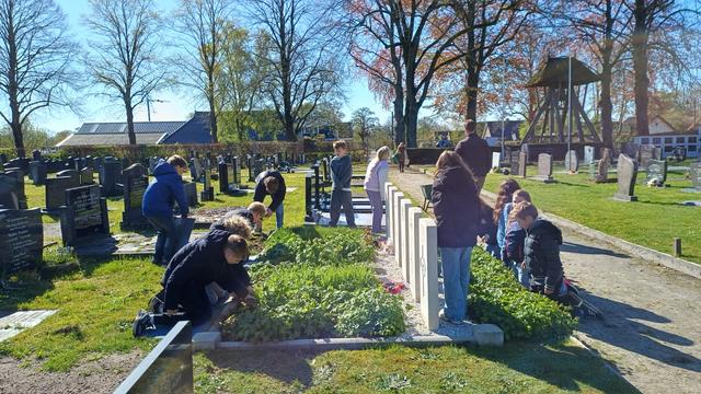 Leerlingen De Frissel poetsen oorlogsgraven voor jaarlijkse herdenking