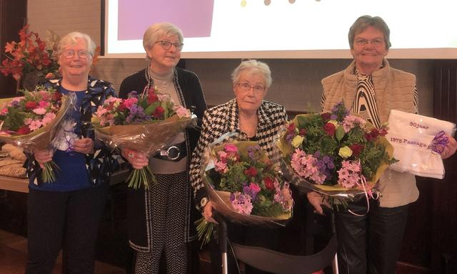 Passage Surhuisterveen: vier trouwe leden in het zonnetje
