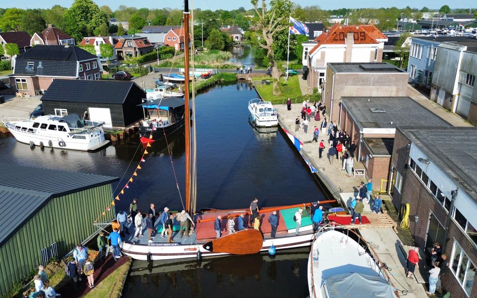 De noodbrug in Burgum, als symbool voor die in 1945.