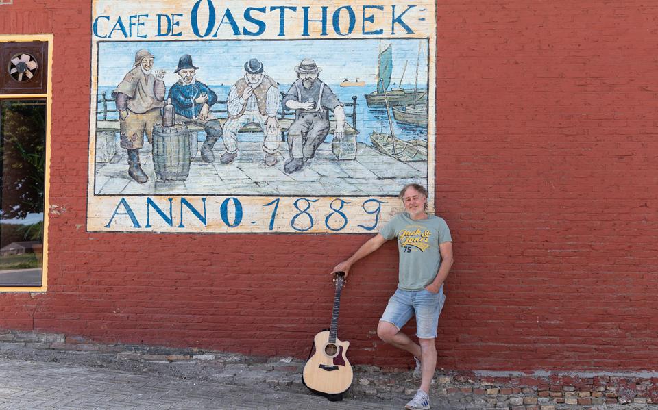 Rintje Kas voor café De Oasthoek aan de Oudebildtdijk dat hij oktober heropent. 