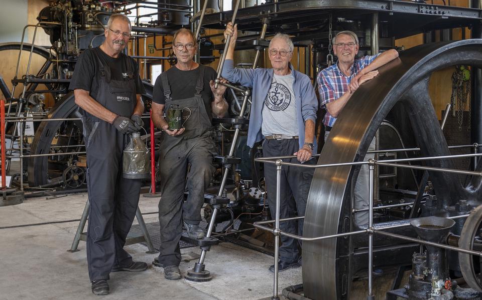 Vrijwilligers zorgen voor het in perfecte staat houden van de oude motoren. Willem Zegers, Wiebren Steensma, Dirk van Tuinen, en eigenaar Sjoerd Meijer (vlnr). 