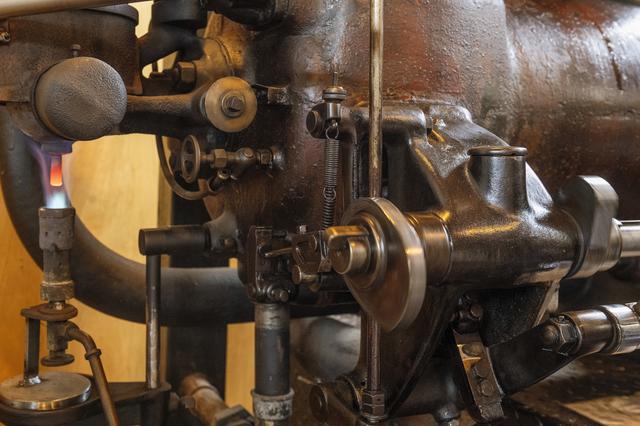 Na een tijdje voorverwarmd te zijn komt de oude machine weer tot leven. 