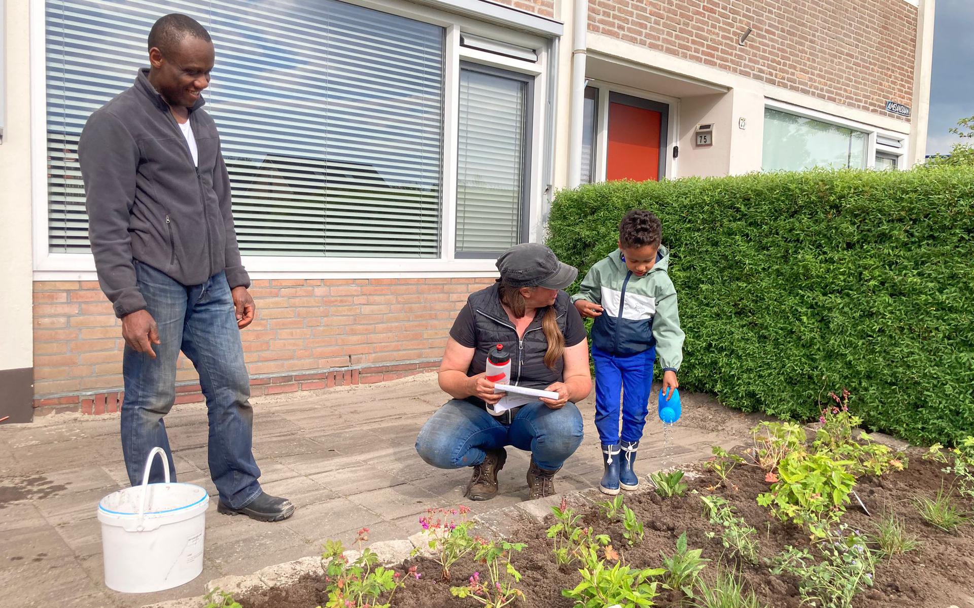 Bij het project sociaal tuinieren gaat het niet alleen om het opknappen en 'vergroenen' van voortuinen, maar ook om dit samen met bewoners en omwonenden te doen en zo voor verbinding te zorgen.