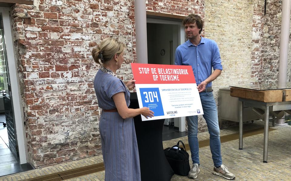 Burgemeester Jannewietske de Vries neemt de petitie voor de raadsvergadering aan van VVV-directeur Floriaan Zwart.