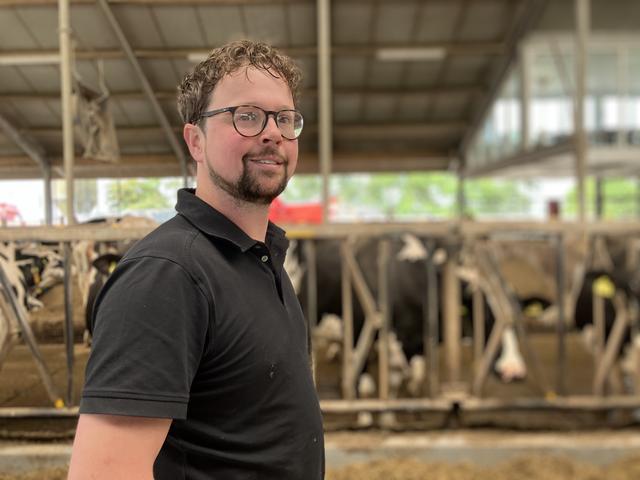 De toekomst voor melkveehouder uit Blokzijl ligt in Friesland. ‘Het waait hier wat meer, maar ik heb